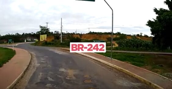 Destacada por el Canal Construction Time, la BR-242, con más de 2300 km y ruta crucial para el desalojo de la producción de Matopiba al Centro-Oeste, enfrenta el desafío de tener tramos enteros sin asfalto, a pesar de su fundamental importancia económica para Brasil.