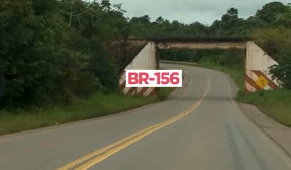 Como detalla el Canal Construction Time, la BR-156 se extiende por cerca de 800 km, conectando la capital Macapá con Oiapoque, en el extremo norte de Brasil, en la frontera con Guayana Francesa.