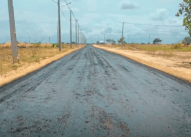 A pesar de su estado actual precario, la BR-319 ya ostentó un pasado con asfalto en toda su extensión justo después de su inauguración, un hito inicial que contrasta con décadas de desafíos.