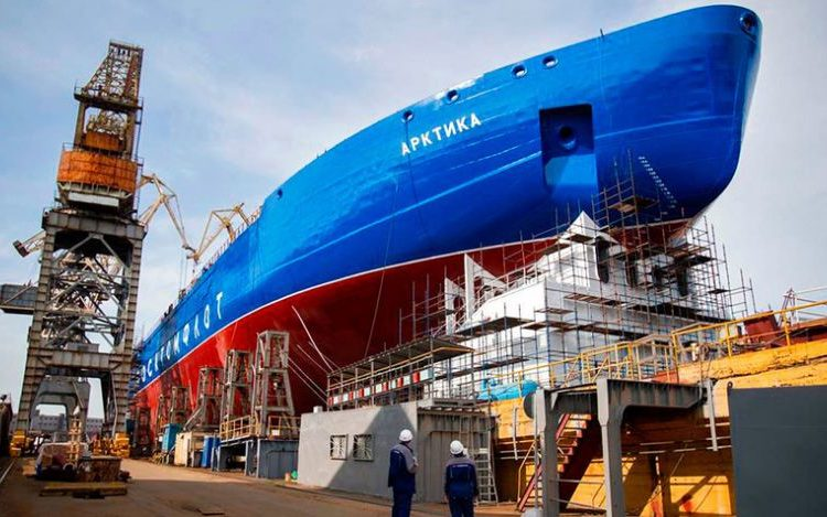 Descubra como el buque nuclear Arktika rompe hielo de 3 metros y mantiene rutas abiertas en el Ártico, desafiando el frío extremo con tecnología única.