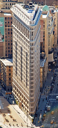 Sumérgete en la historia del Flatiron, la famosa 'proa de barco' de Manhattan. Ve cómo su diseño revolucionario y su impacto cultural lo convirtieron en una leyenda de NY.