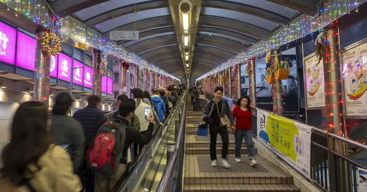 Conoce la escalera mecánica más larga del mundo en Hong Kong, su ingeniería innovadora, impacto cultural y el secreto oculto bajo la ciudad.