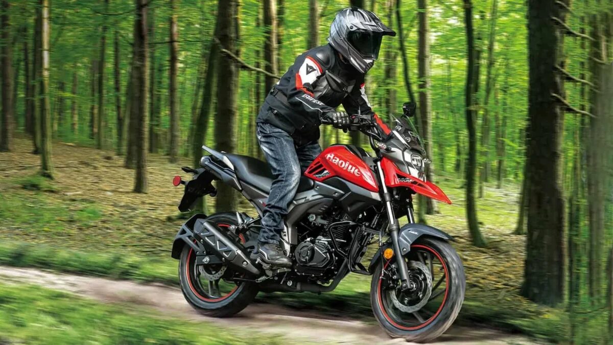 Haojue DL 160 promete conquistar o Brasil com design robusto, tecnologia moderna e autonomia de até 650 km, desafiando as líderes de mercado.