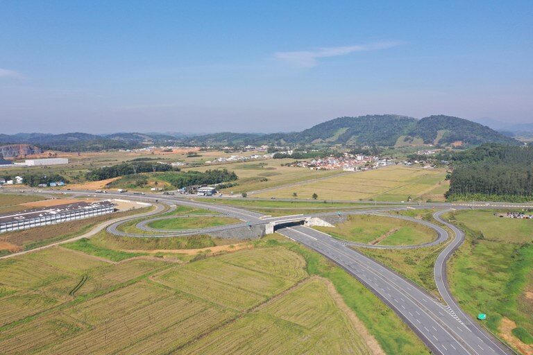 Obra Mil Millonaria con Túnel Doble en SC Puede Transformar la Movilidad y la Logística en el Sur de Brasil. ¡Una Revolución Silenciosa en Progreso!