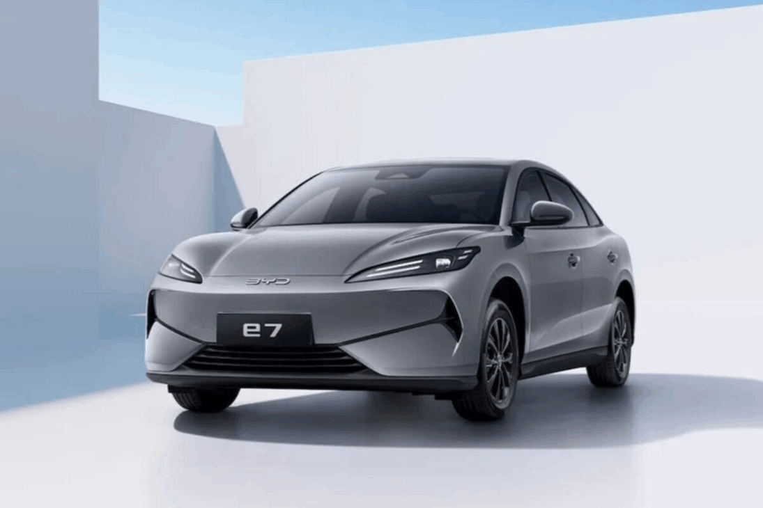 Sedán eléctrico BYD E7 ofrece hasta 520 km de autonomía con precio similar al Renault Kwid, pero solo se vende en China. Conoce el modelo revolucionario!