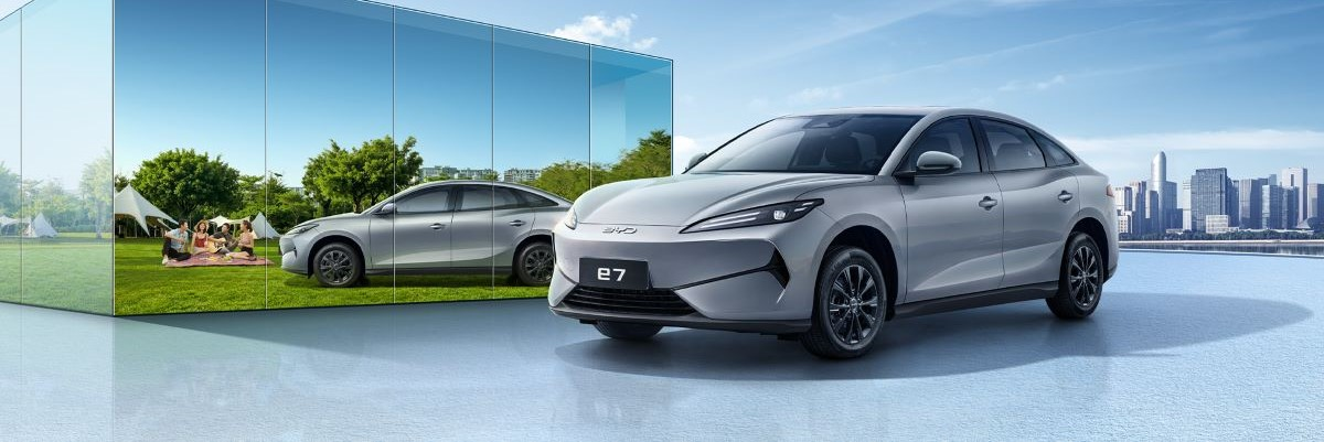 Sedán eléctrico BYD E7 ofrece hasta 520 km de autonomía con precio similar al Renault Kwid, pero solo se vende en China. Conoce el modelo revolucionario!