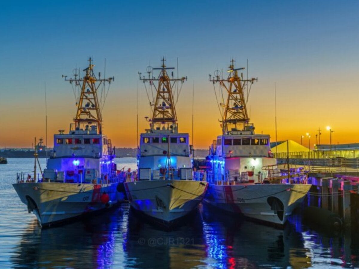 Três navios-patrulha da classe ‘Island’, com histórico de atuação na Guarda Costeira dos Estados Unidos, foram oficialmente transferidos à Armada da Colômbia como parte de uma cooperação estratégica para fortalecer a vigilância e o combate ao narcotráfico na América Latina.