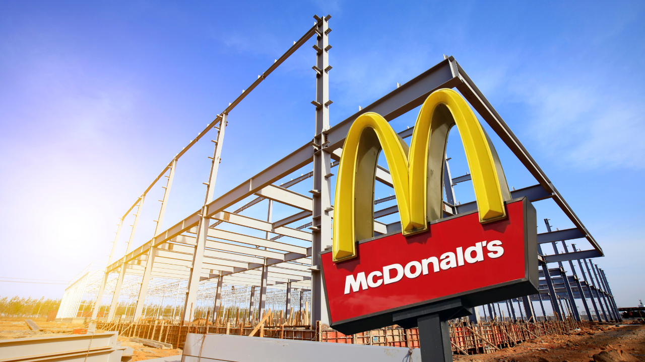McDonald’s em Jaraguá do Sul foi construído em apenas 99 dias com tecnologia Light Steel Frame, que reduz resíduos, economiza recursos e reforça compromisso ambiental da rede.