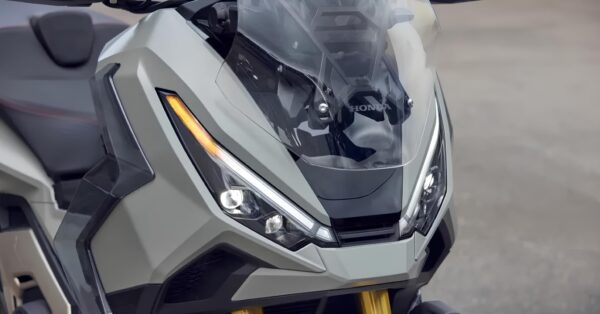 Faz mais de 25 km/l na estrada, tem visual futurista e custa mais que um Chevrolet Onix 0 km: conheça a nova scooter premium da Honda de R$ 117 mil