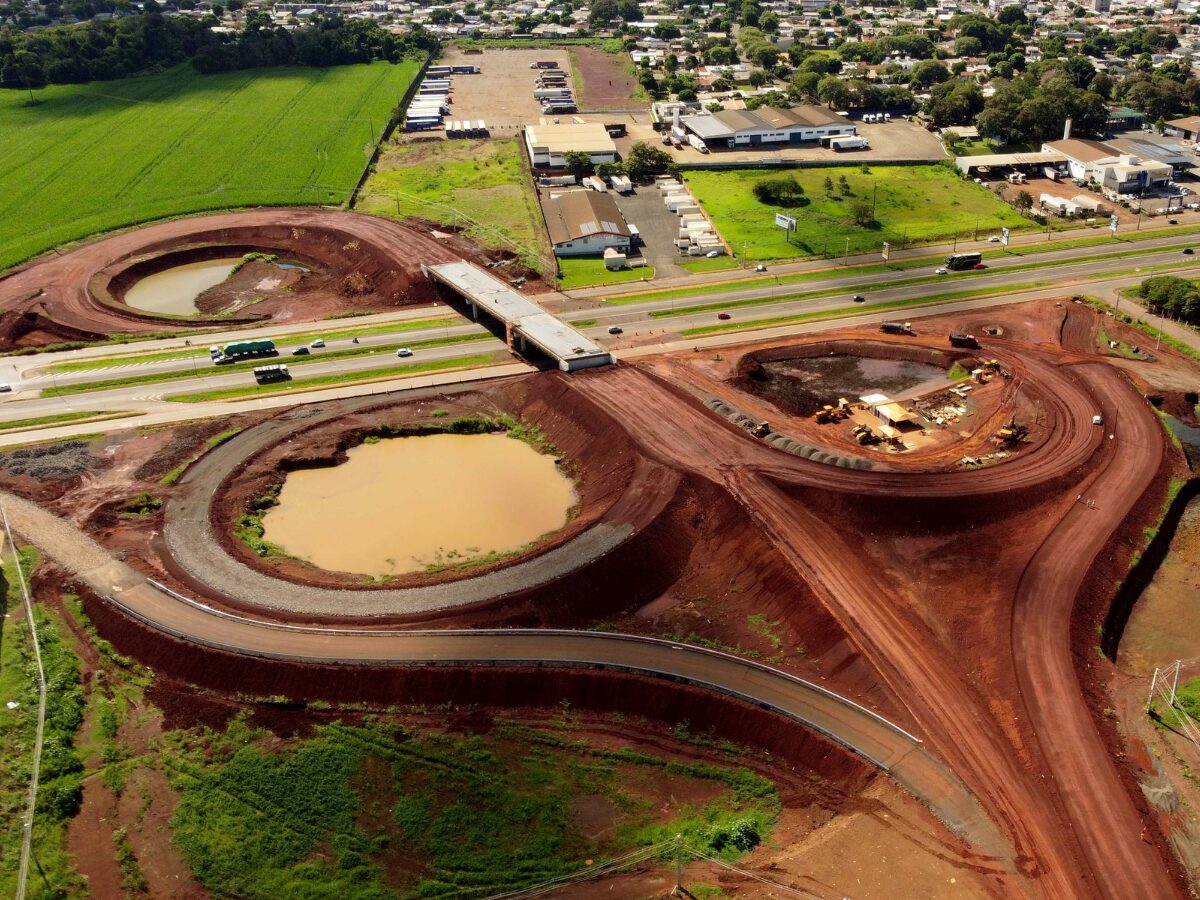 63% da obra da Perimetral Leste de Foz do Iguaçu está concluída, com melhorias na pavimentação, construção de aduanas e infraestrutura, visando conectar a BR-277 às pontes Brasil-Paraguai e Tancredo Neves.