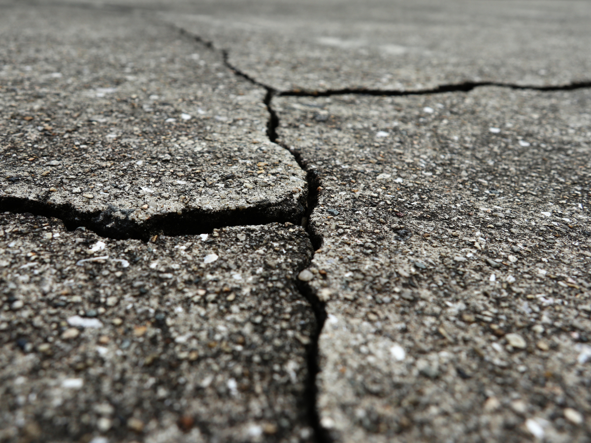 Evitar trincas e rachaduras no concreto é essencial para preservar a resistência e a durabilidade das construções.