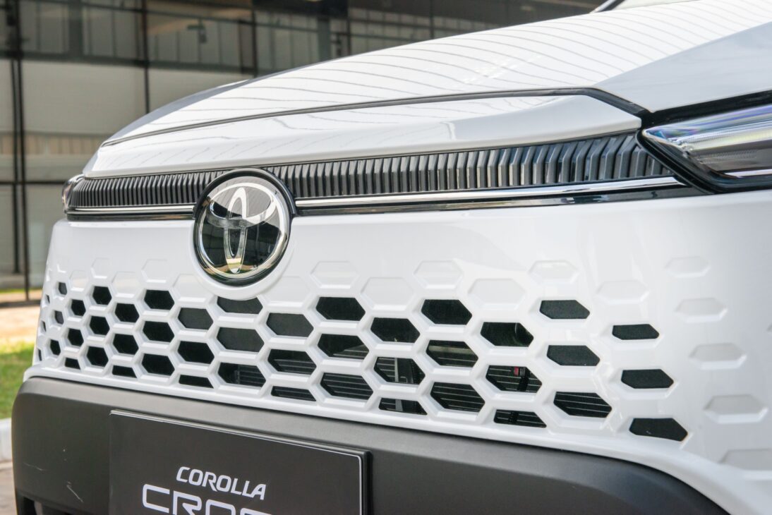 Corolla Cross XR 2025 vuelve con descuentos récord y tecnología de punta, buscando liderar mercado PcD contra Jeep Compass y VW Taos. (Imagen: divulgação)