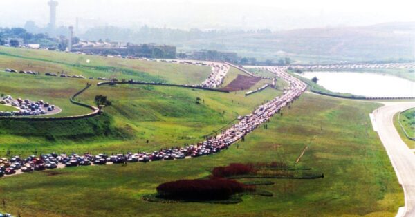 A maior carreata de Fuscas do mundo: 2.728 carros em SP, 1995! Veja como a paixão pelo Fusca fez história e entrou para o Guinness