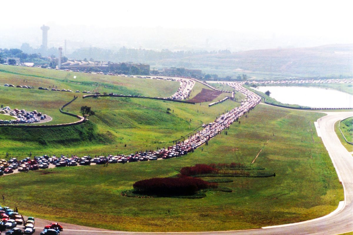 A maior carreata de Fuscas do mundo: 2.728 carros em SP, 1995! Veja como a paixão pelo Fusca fez história e entrou para o Guinness