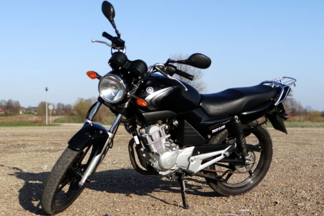 Al inicio del nuevo milenio, el mercado brasileño de motos tenía un sinónimo: Honda CG. Durante décadas, reinó prácticamente sola. Fue entonces cuando, en marzo de 2000, un competidor llegó para cambiar el juego. La Yamaha YBR 125 no fue solo otro lanzamiento; fue el primer gran desafío a la soberanía de la CG, ofreciendo una alternativa real para el consumidor.