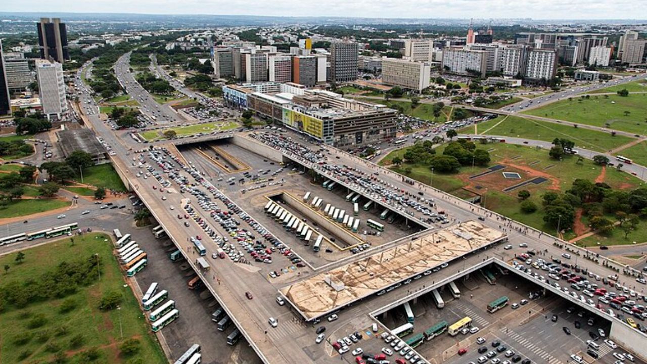 Una apuesta audaz. Explora la épica construcción de Brasília, erguida en 1.000 días por la fuerza de 60 mil trabajadores en el corazón del cerrado brasileño.