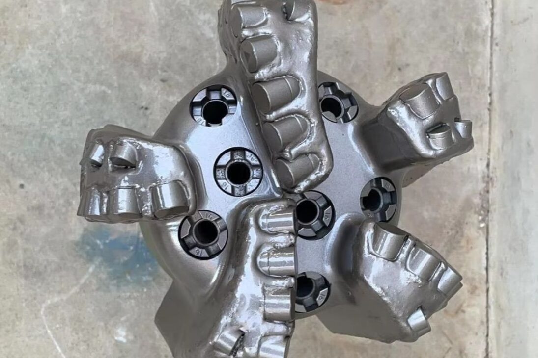 La exploración de petróleo en el pré-sal brasileño es una de las operaciones de ingeniería más complejas del mundo. Para alcanzar las reservas, es necesario vencer un abismo de más de 7.000 metros, una jornada que comienza con una broca de perforación de un pozo del Pré-Sal. Esta herramienta es la punta de lanza de un ecosistema tecnológico que Petrobras ha desarrollado para superar desafíos extremos.