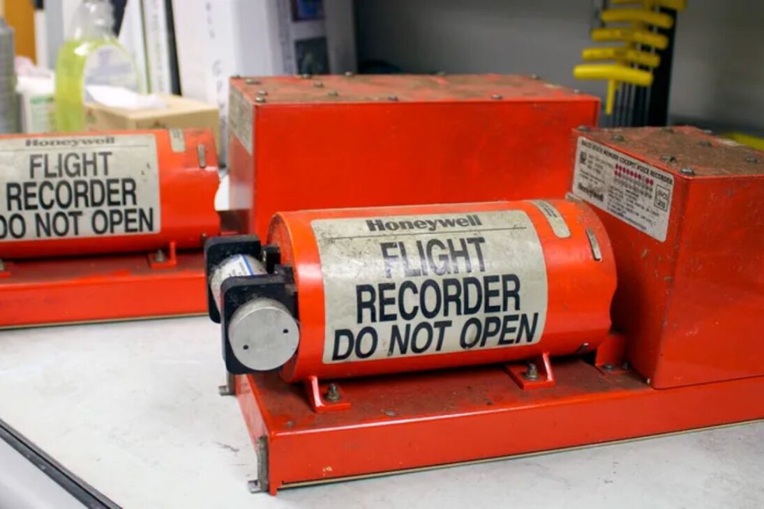 La caja negra del avión es uno de los componentes más famosos y cruciales de la aviación, pero también uno de los más incomprendidos. Contrario al nombre popular, el dispositivo no es negro, sino que está pintado de un naranja fluorescente para facilitar su localización en los restos de los accidentes.