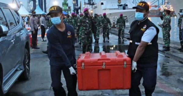 A "caixa-preta" do avião: a verdade sobre o gravador laranja que sobrevive a tudo