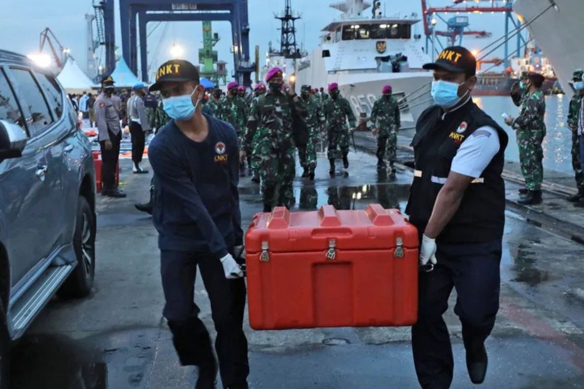 A "caixa-preta" do avião: a verdade sobre o gravador laranja que sobrevive a tudo