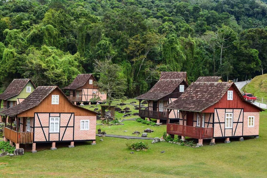 La fama de que "90% de la población habla alemán" tiene un fondo de verdad, pero la realidad lingüística que se escucha en las calles de la ciudad es aún más rica y fascinante. La lengua germánica que se oye en las calles de Pomerode no es el alemán estándar, sino el pomerano, un dialecto del bajo-alemán oriental. Este dialecto es el verdadero corazón de la identidad de la ciudad.