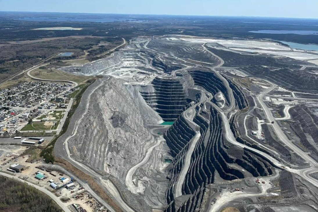 La compra de la mina de oro brasileña por US$ 4,8 mil millones por la canadiense Pan American Silver, que creó una nueva gigante de metales preciosos