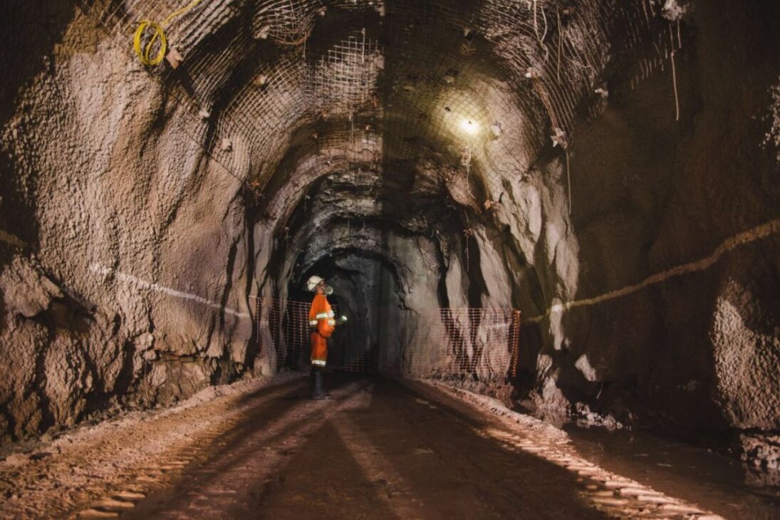 La compra de la mina de oro brasileña por US$ 4,8 mil millones por la canadiense Pan American Silver, que creó una nueva gigante de metales preciosos