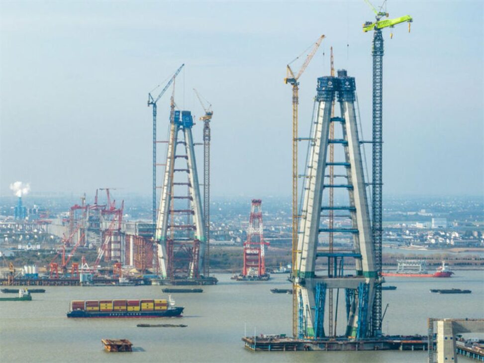 La construcción del puente con un claro récord de 1.208 metros y una inversión de US$ 4 mil millones