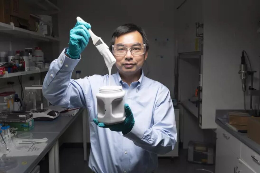 La creciente crisis energética y los cambios climáticos imponen una búsqueda urgente por soluciones sostenibles. En este escenario, el enfriamiento pasivo, que minimiza el consumo de energía, se ha vuelto prioritario. Un descubrimiento que refleja el 98% de la luz solar surge como una revolución en este campo: una tinta ultrablanca desarrollada en la Universidad de Purdue, en EE. UU.