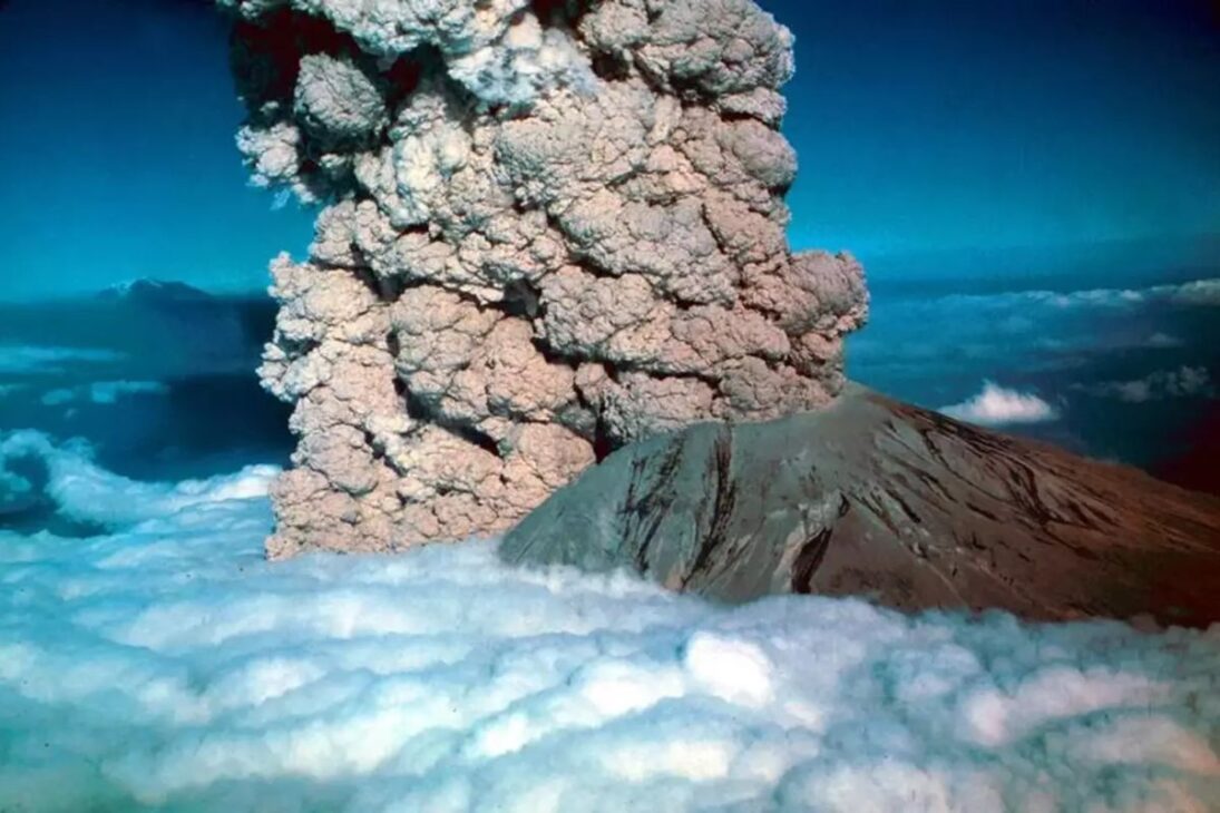 La erupción del Monte St. Helens, un evento iniciado por el mayor deslizamiento de tierra jamás registrado, donde el colapso de la montaña liberó una explosión que devastó 600 km² de paisaje