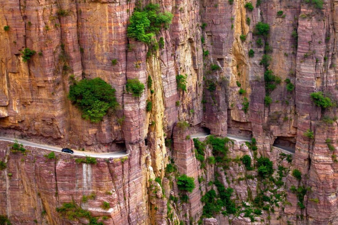 La carretera excavada a mano en la lateral de una montaña por aldeanos que estaban aislados