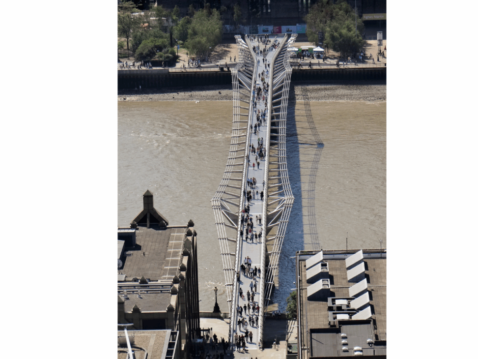 La famosa puente que oscilaba demasiado en Londres, que cerró en 2 días y fue salvada por 89 amortiguadores para convertirse en un ícono de la ingeniería