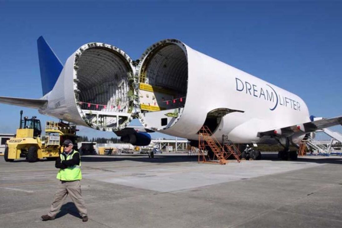 La flota de cuatro Boeing Dreamlifter modificados con una 'joroba' gigante, para transportar las alas del 787 y reducir el viaje de 30 días a menos de 24 horas