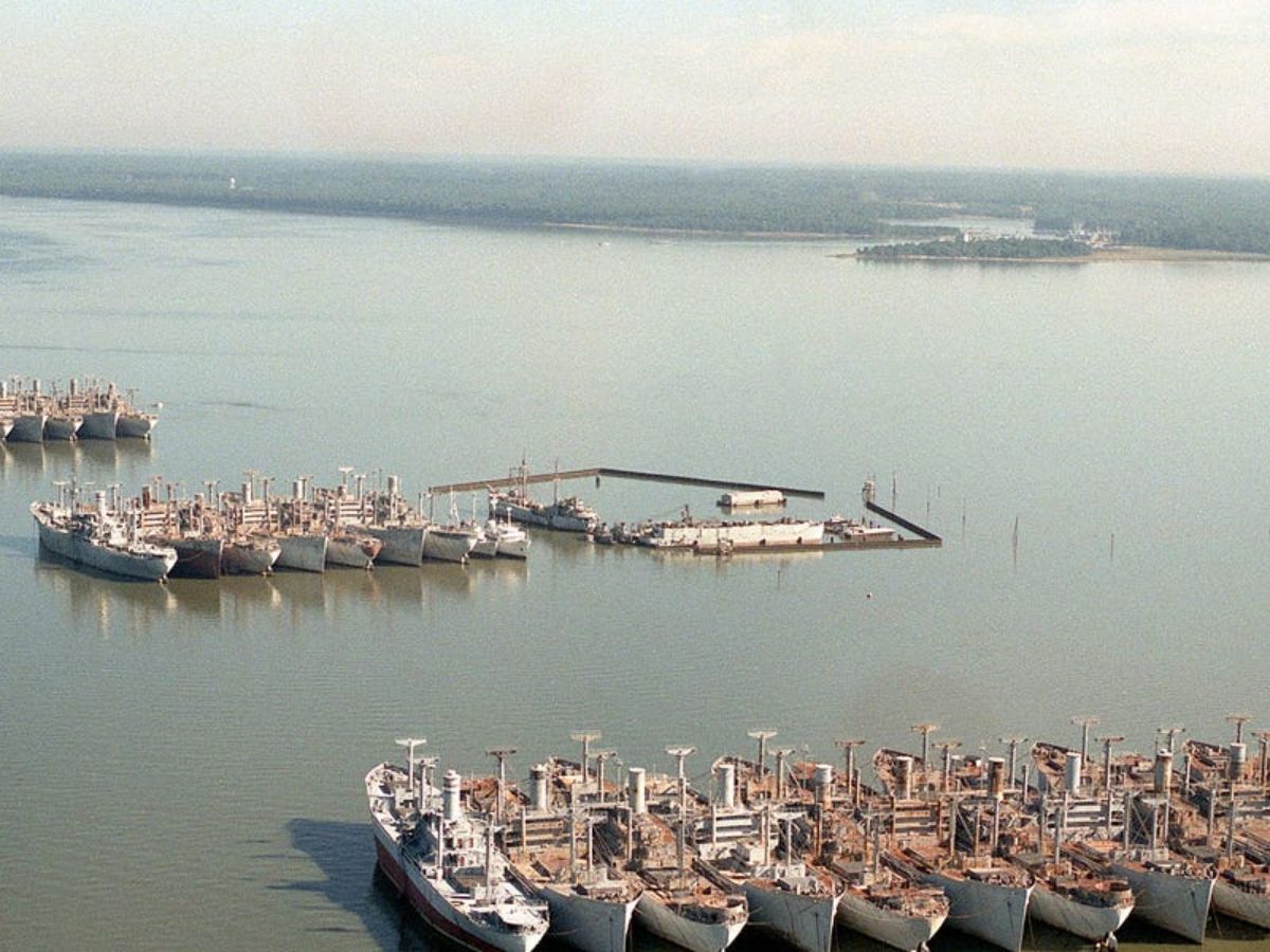 A frota fantasma dos EUA: os navios de guerra e carga mantidos para uma emergência global