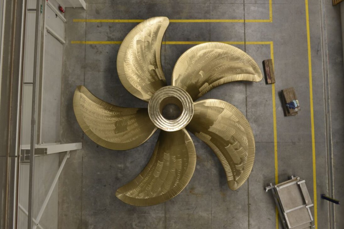 En el corazón de los mayores barcos de contenedores del mundo, que cruzan los océanos en 2025, hay una pieza de ingeniería tan colosal que desafía la imaginación. La hélice del mayor barco mercante del mundo puede pesar más de 100 toneladas, tener la altura de un edificio de dos pisos y costar hasta 4 millones de dólares. Hecha de una aleación especial de bronce, cobre y níquel, es el motor silencioso de la economía global.