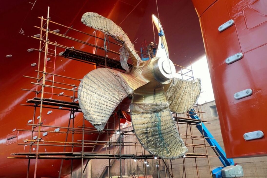 En el corazón de los mayores barcos de contenedores del mundo, que cruzan los océanos en 2025, hay una pieza de ingeniería tan colosal que desafía la imaginación. La hélice del mayor barco mercante del mundo puede pesar más de 100 toneladas, tener la altura de un edificio de dos pisos y costar hasta 4 millones de dólares. Hecha de una aleación especial de bronce, cobre y níquel, es el motor silencioso de la economía global.