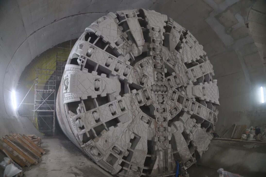 Bajo las calles concurridas de São Paulo, una obra de ingeniería monumental abrió camino para el futuro de la movilidad en la ciudad. El principal instrumento de esta transformación fue una máquina gigantesca, popularmente conocida como "tatuzão". La pieza más importante de esta máquina es su frente, la lámpara de un 'tatuzão', un disco giratorio gigante diseñado para triturar tierra y roca con una fuerza impresionante.