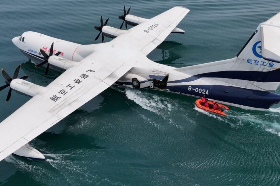 La Mayor Aeronave Anfibia Del Mundo, El AG600 De China, Con 38,8 Metros De Envergadura Y Cuatro Motores, Que Fue Diseñada Para Aterrizar En El Mar Y Recoger 12 Toneladas De Agua En 20 Segundos