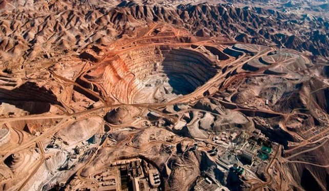 La mayor mina de cobre del mundo, con un recurso de 26 mil millones de toneladas de mineral en Chile, y una producción anual superior a 1,2 millón de toneladas de cobre