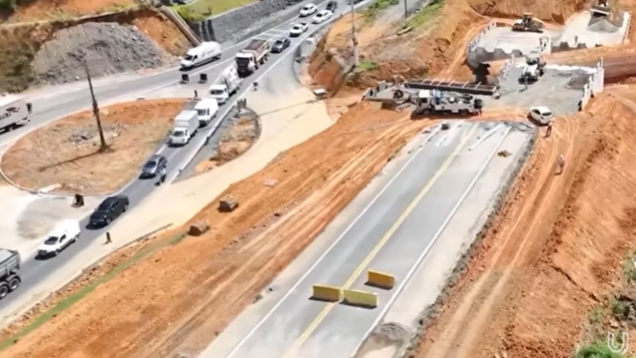 Un complejo sistema de viaductos y pasajes está siendo erguido en la BR-470 para optimizar el flujo de vehículos y aumentar la seguridad en la región. Imagen: Canal Urbana.