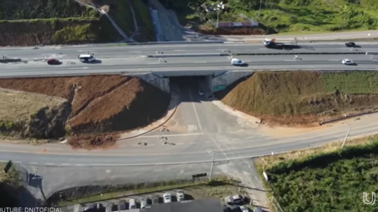 La duplicación de la BR-470 avanza con la construcción de nuevas pistas, viaductos e infraestructura moderna para impulsar el desarrollo de Santa Catarina. Imagen: Canal Urbana.