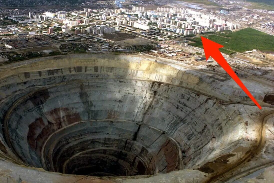 La mina de diamantes Mirny en Siberia, un cráter con 1,2 km de diámetro y 525 metros de profundidad