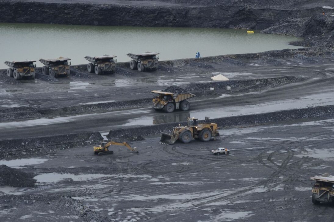 En el noroeste de Minas Gerais, la mina Morro do Ouro, en Paracatu, representa uno de los mayores y más complejos emprendimientos de minería del mundo. Operada por la canadiense Kinross Gold, esta es la mayor mina de oro de Brasil a cielo abierto y una de las mayores de las Américas. Su escala es tan monumental que la cava y las estructuras de desechos son visibles desde el espacio, un testimonio de su inmensa huella física.