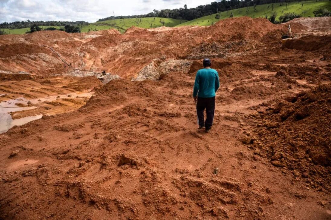 La imagen de Serra Pelada, el mayor garimpo a cielo abierto de la historia, aún asombra la memoria de Brasil. En los años 80, decenas de miles de hombres cavaram un cráter colosal en Pará en busca del sueño de la riqueza. Hoy, la Amazonía vive una nueva fiebre del oro, planteando la cuestión: ¿estarían la región siendo testigo del surgimiento de una nueva Serra Pelada?