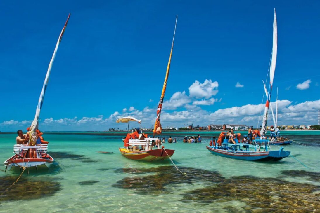 El litoral nordestino vive una explosión sin precedentes en su mercado inmobiliario. Una verdadera carrera por terrenos y condominios de lujo transformó el paisaje de capitales como Maceió, João Pessoa y Fortaleza, con una valorización de precios que muchos ya comparan con una "burbuja" como la que ocurrió recientemente en Florida.