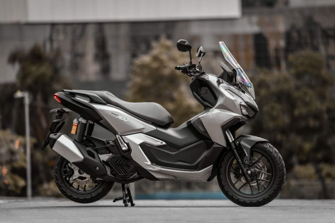 La Nueva Moto Honda, El SUV De Dos Ruedas Con Suspensión De Curso Largo De Showa Para Enfrentar El Asfalto En Mal Estado De La Ciudad.