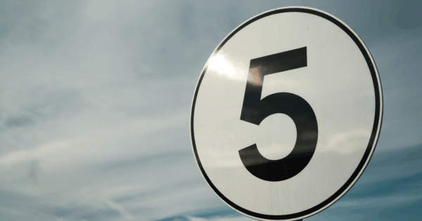 A nova placa de trânsito branca com um 5 no centro: descubra o que realmente ela significa