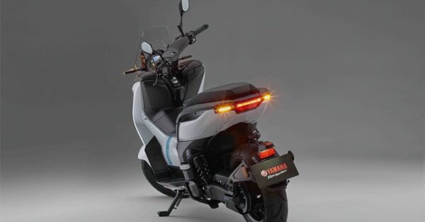 A scooter elétrica que a Yamaha vai trazer para o Brasil: tudo sobre a E01 de 100 km de autonomia