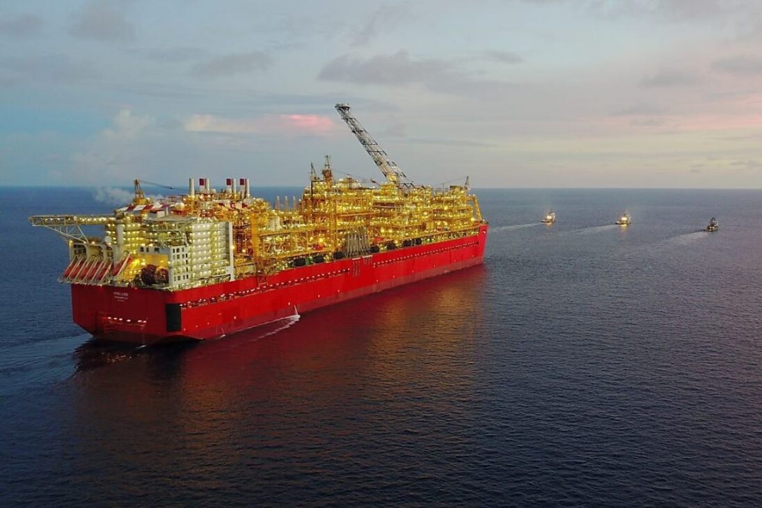 El ejemplo más emblemático y ambicioso de esta tecnología es la plataforma FLNG Prelude, de Shell. Anclada en la costa de Australia, es la mayor estructura flotante jamás construida por el hombre, con 488 metros de longitud y un desplazamiento de 600,000 toneladas.