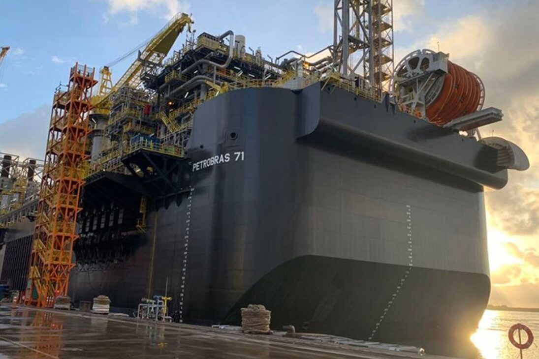 La plataforma más profunda de Brasil, como la P-71 de Petrobras opera a 2.000 metros de profundidad para extraer el petróleo del fin del mundo
